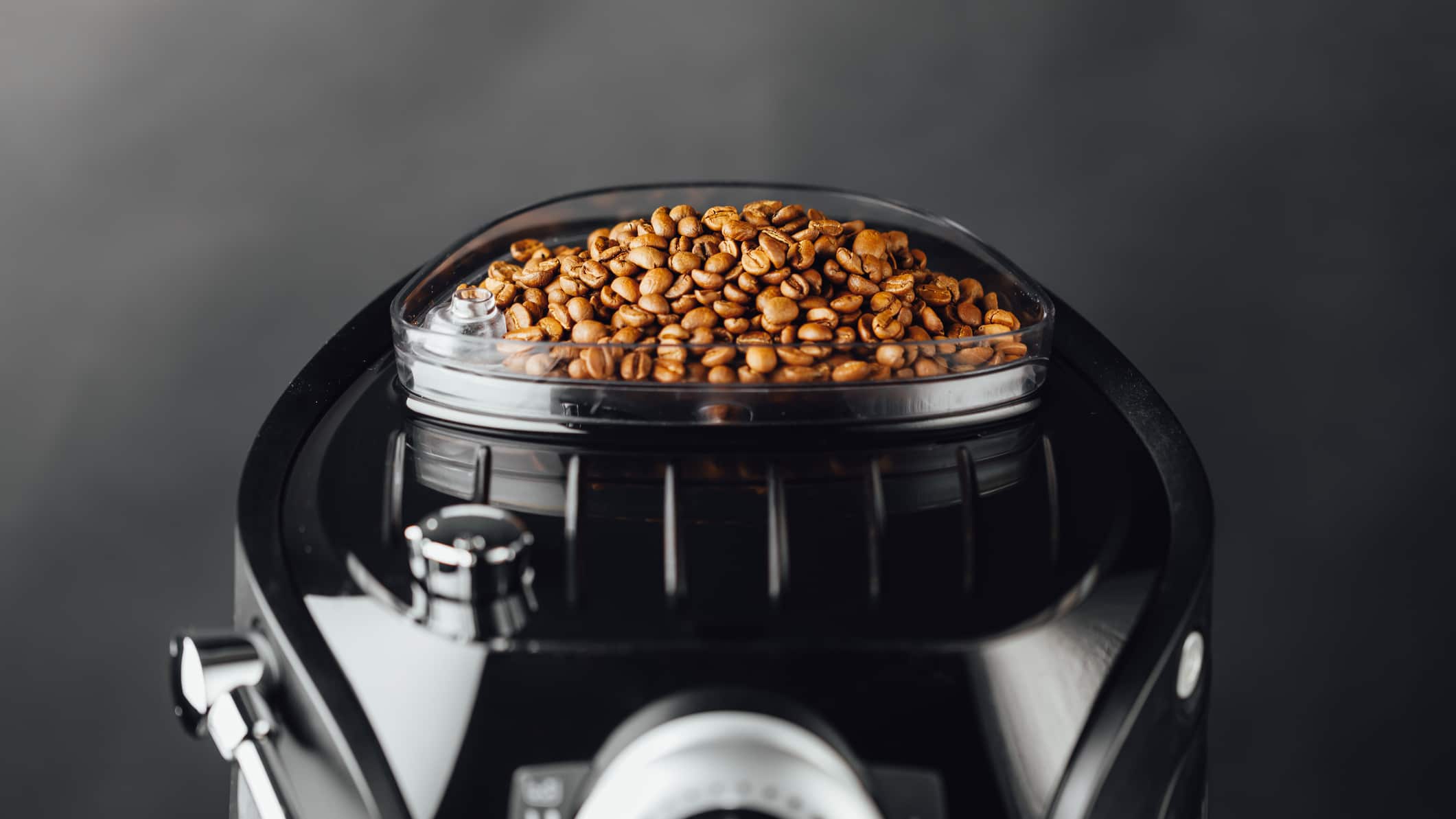 Tener uno de estos artículos es indispensable para aquellos que suelen empezar su día con una taza de café, pues no solo mejora el tiempo en que lo preparas, también te permite sacarle todo el potencial a tu molienda