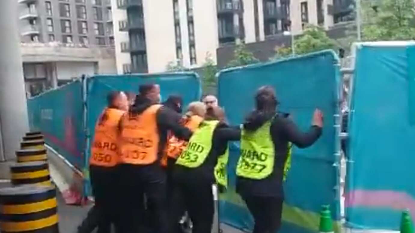 Intento de portazo en Wembley por parte de aficionados ingleses