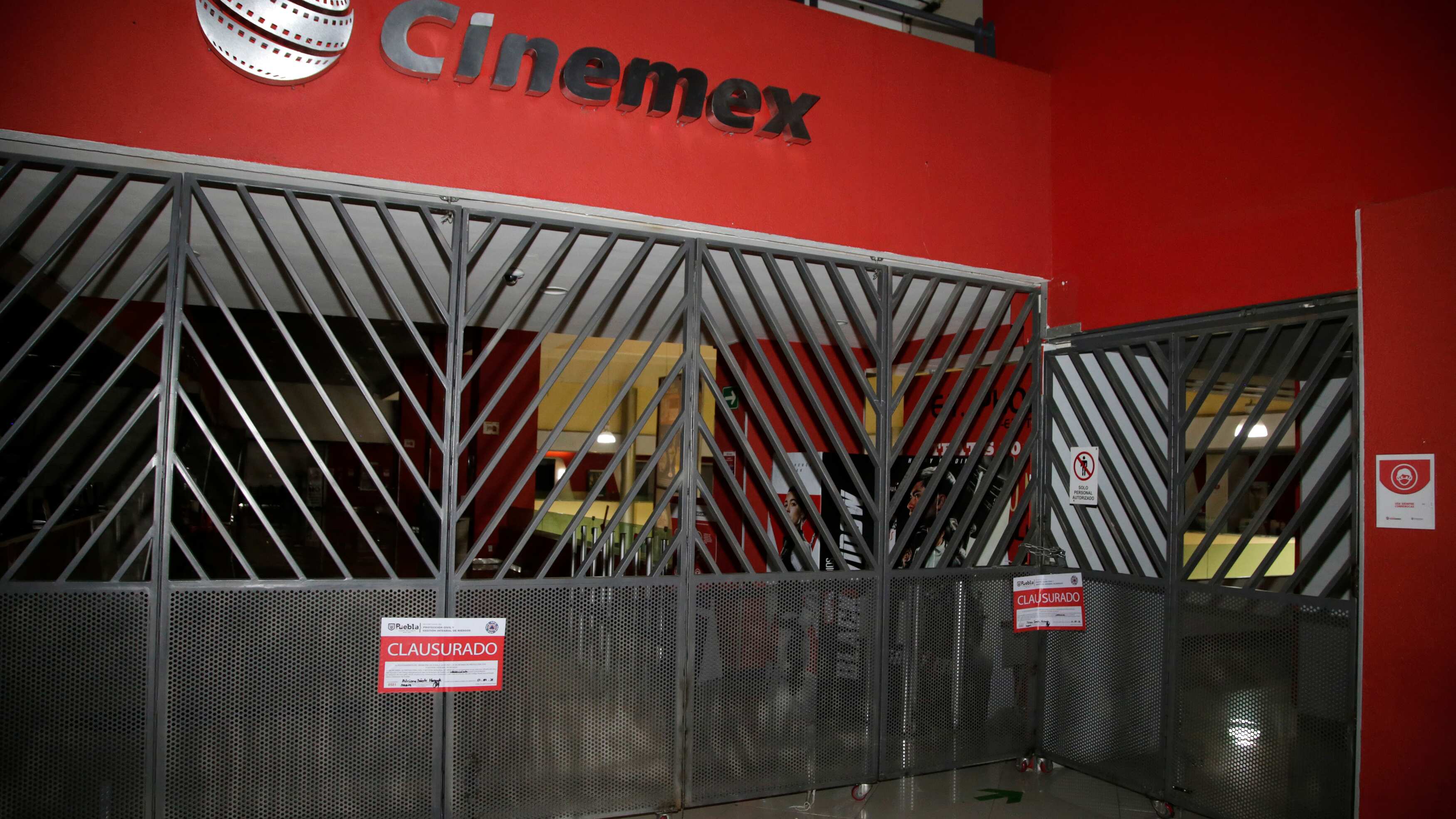 Clausuran cine, pero permiten instalación de ambulantes