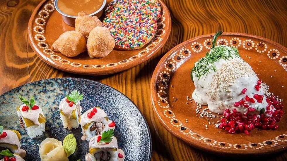 Mientras los platillos se sirven con estilo en molcajetes, charolas o tablas para tacos, la tecnología se convierte en cómplice de la reunión.