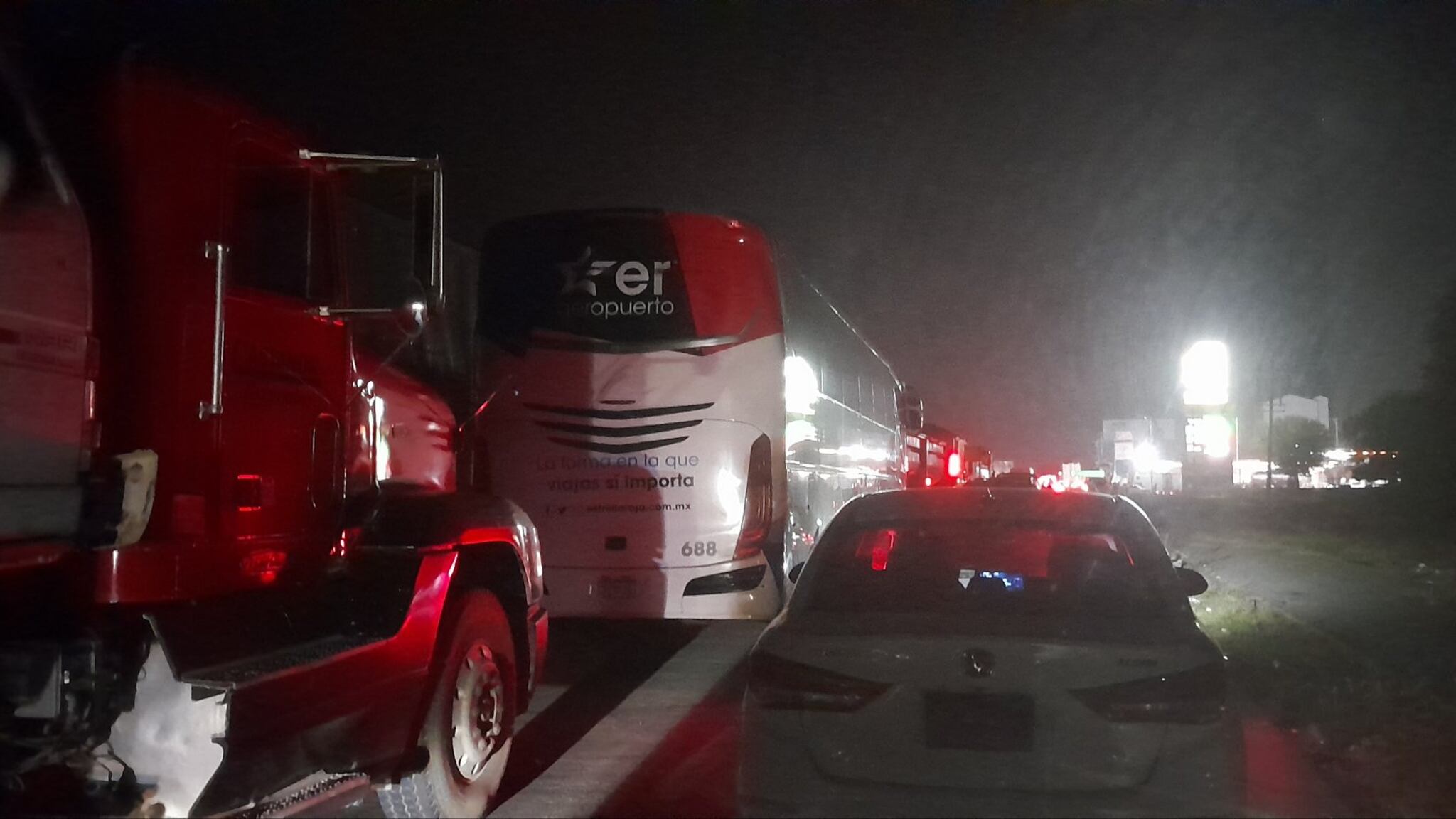 Carretera México-Puebla colapsa tras bloqueos de más de 10 horas.