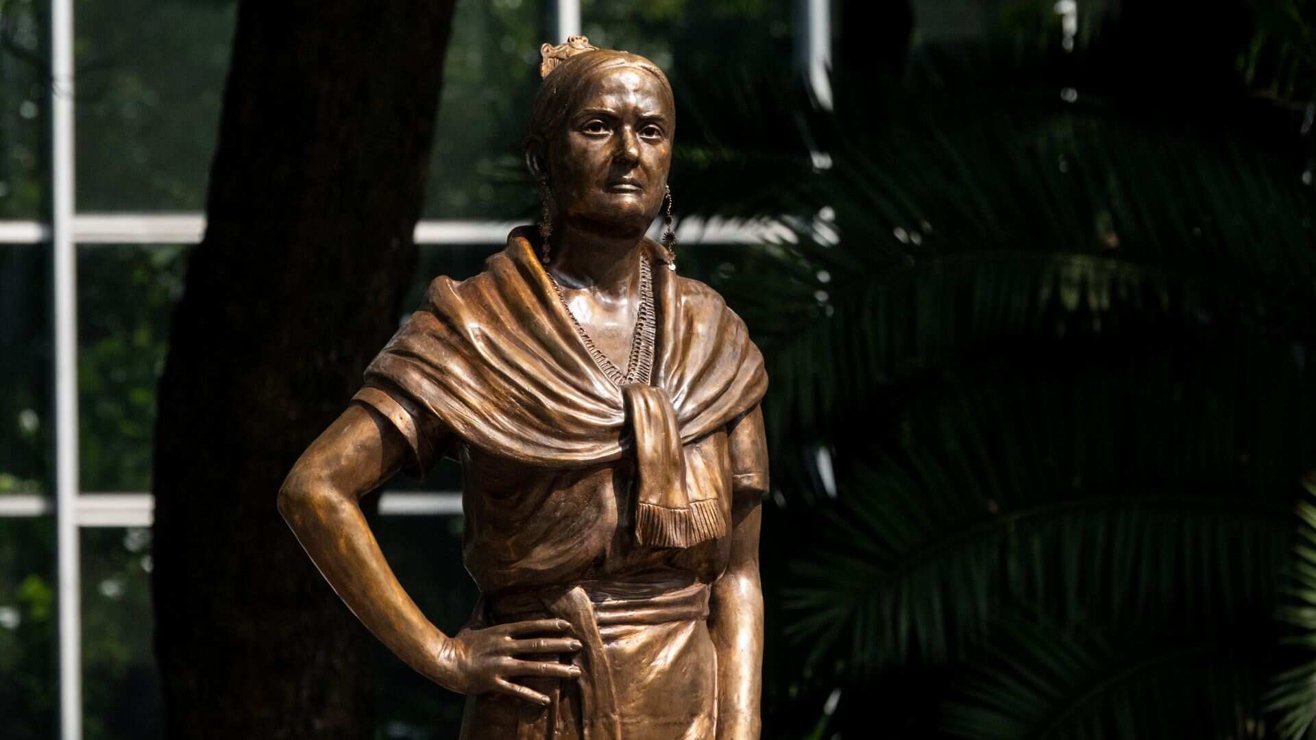 Claudia Sheinbaum, jefa de gobierno de la Ciudad de México, en compañía de: Vanessa Bohórquez, secretaría de Cultura capitalina; Nashielli Ramírez, Ombudsman capitalina, así como alumnas de diversos planteles educativos, develó cuatro nuevas estatuas del Paseo de las Heroínas. Las esculturas corresponden a: Josefa Ortiz Crescencia Ortiz Téllez-Girón, Gertrudis Bocanegra, Sor Juana Inés De La Cruz y Margarita Maza, y buscan reivindicar la visión que se tiene respecto a las mujeres en la historia del país.