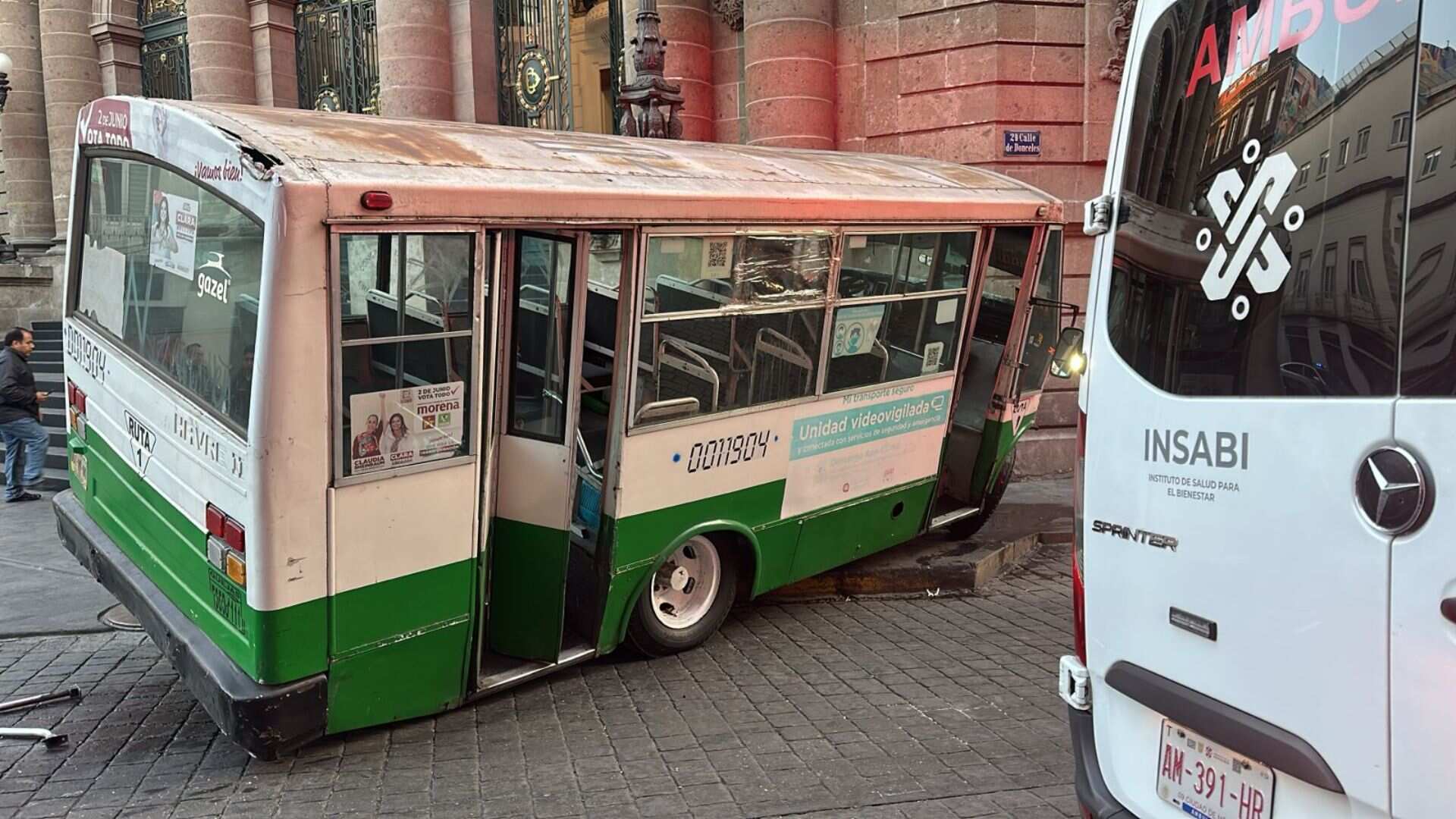 Video: Choque frente al Congreso de CDMX obstruye entrada al Palacio Legislativo