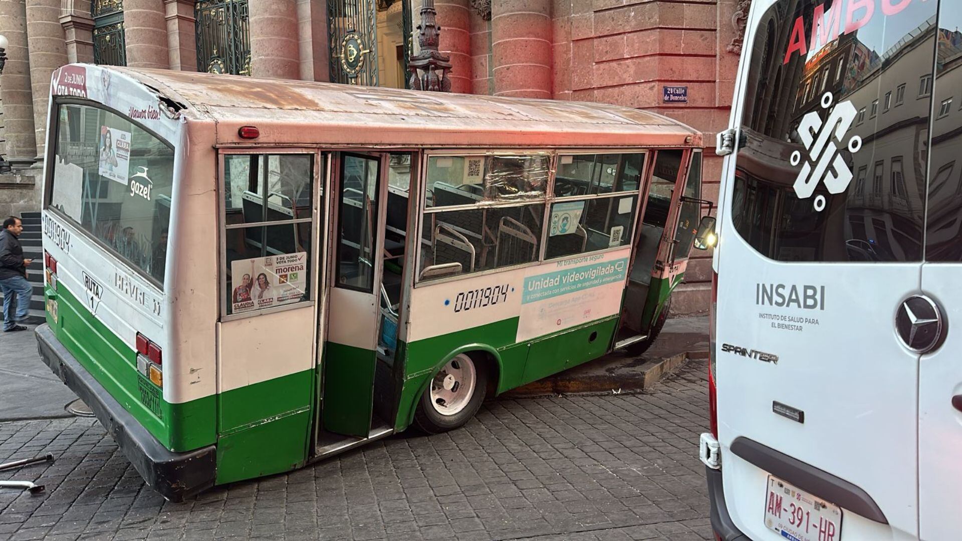 Video: Choque frente al Congreso de CDMX obstruye entrada al Palacio Legislativo