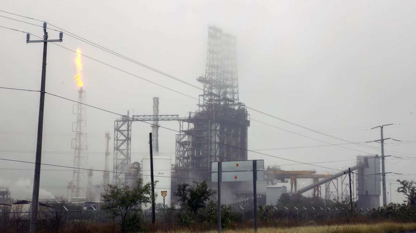 La planta de Pemex emite el 90% de dióxido de azufre que se respira en el área metropolitana.