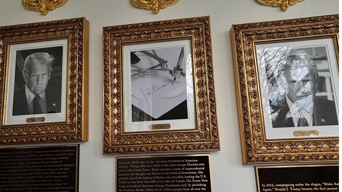 Los nuevos textos instalados bajo los retratos presidenciales incluyen burlas, acusaciones y elogios explícitos, particularmente contra Joe Biden y Barack Obama