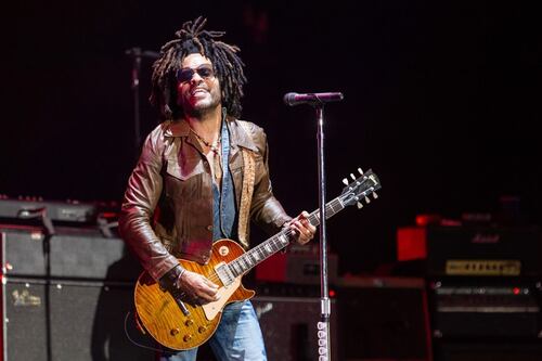 Captan a Lenny Kravitz junto a puesto de tacos de la CDMX