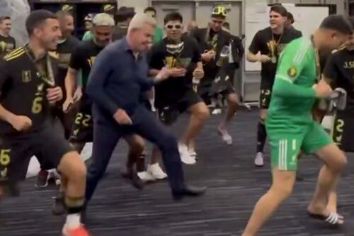 Orbelín Pineda se burla de Javier Aguirre por bailar Payaso de Rodeo: “Con el bastón, viejo”