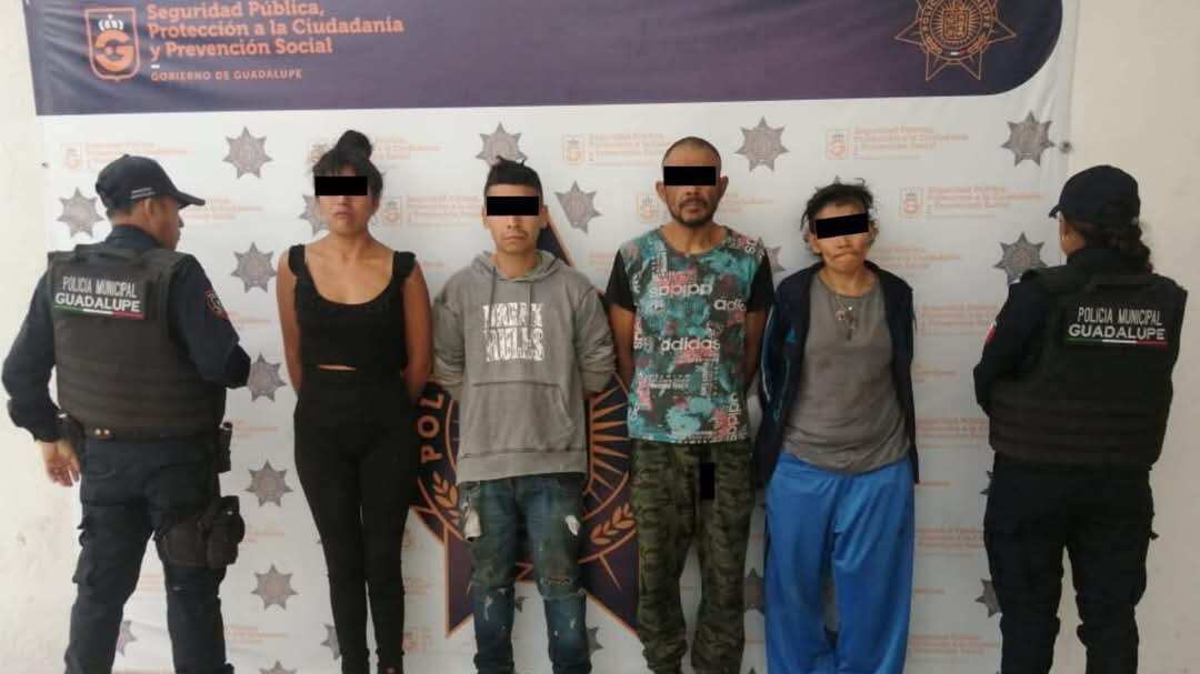 Dos hombres y dos mujeres fueron aprendidos con posesión de encendedor y de material previamente quemado.