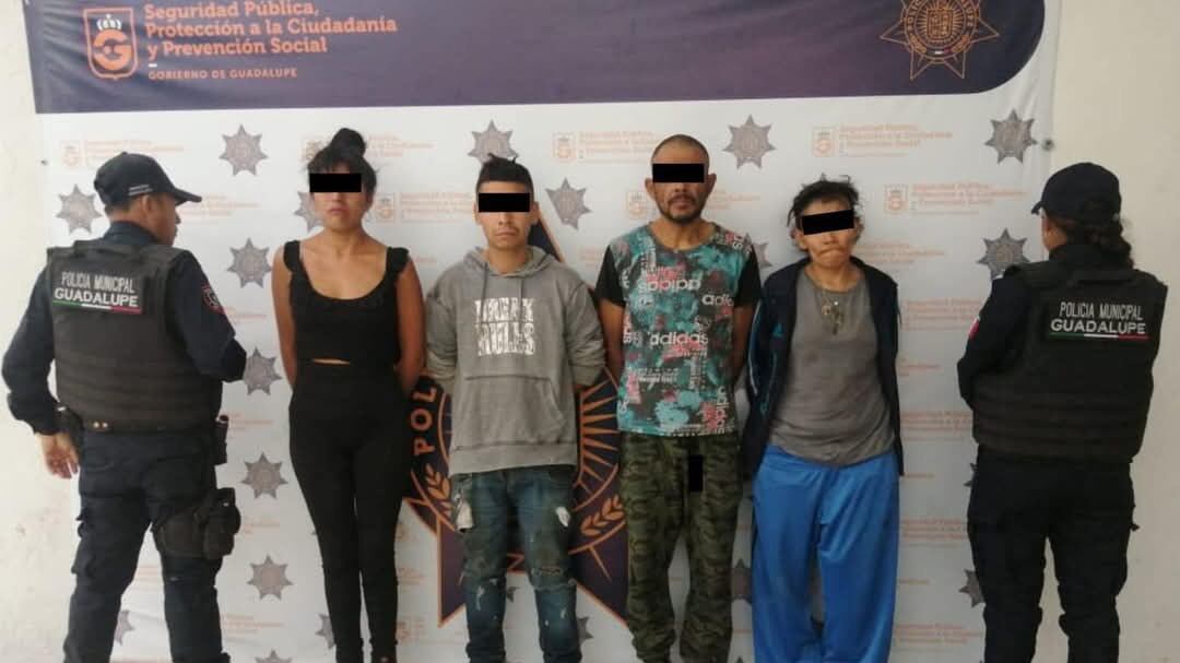 Dos hombres y dos mujeres fueron aprendidos con posesión de encendedor y de material previamente quemado.