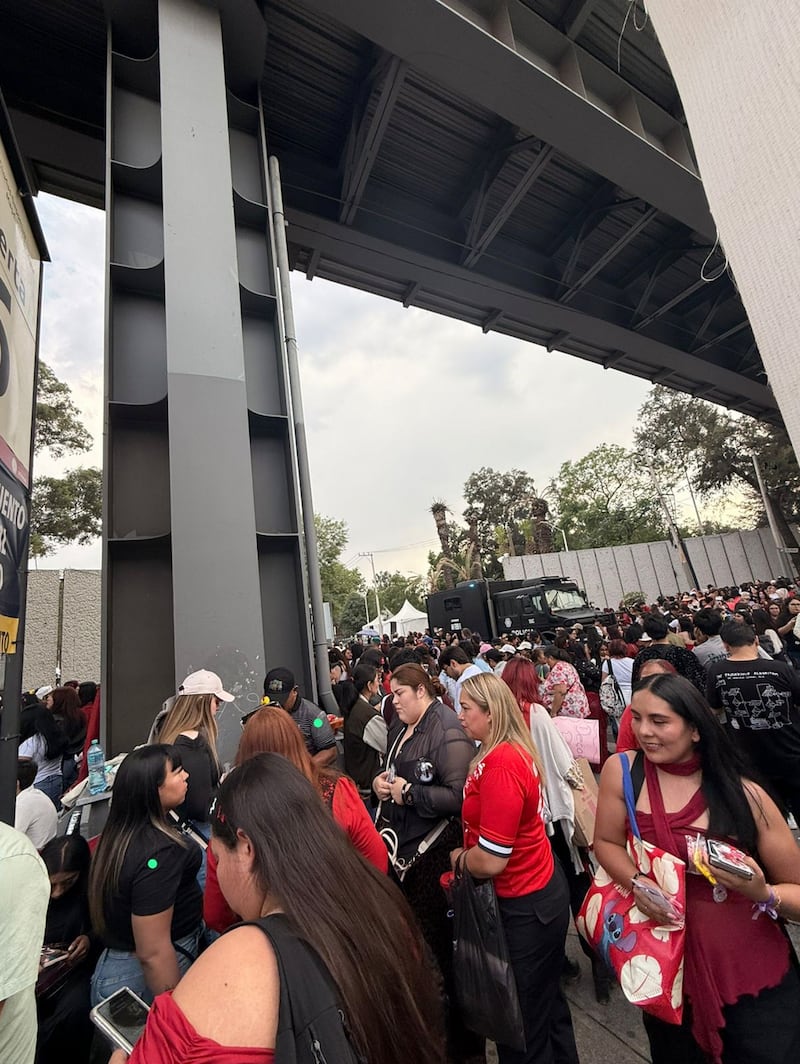 Revendedores se hacen presentes en el primer concierto BTS