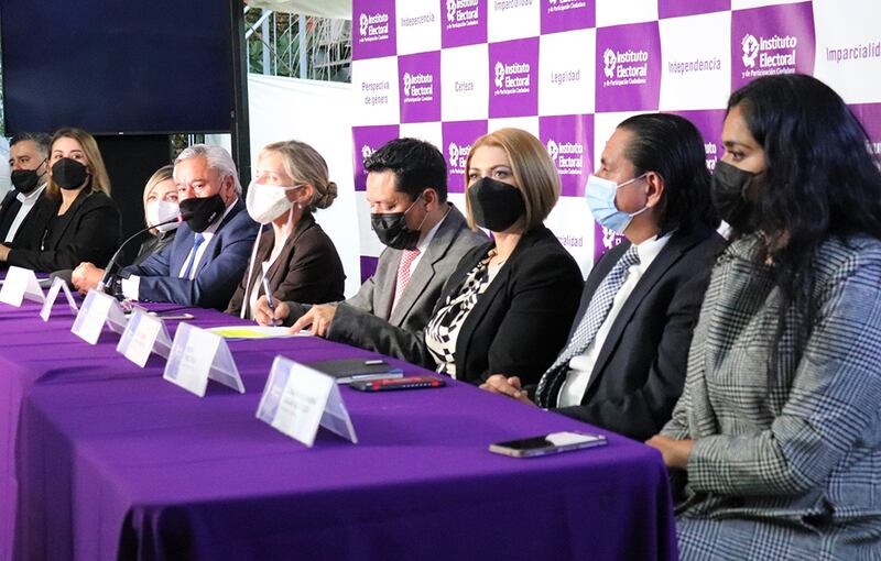 Las autoridades electorales hicieron un llamado para que los candidatos esperen los resultados oficiales antes de proclamarse vencedores.