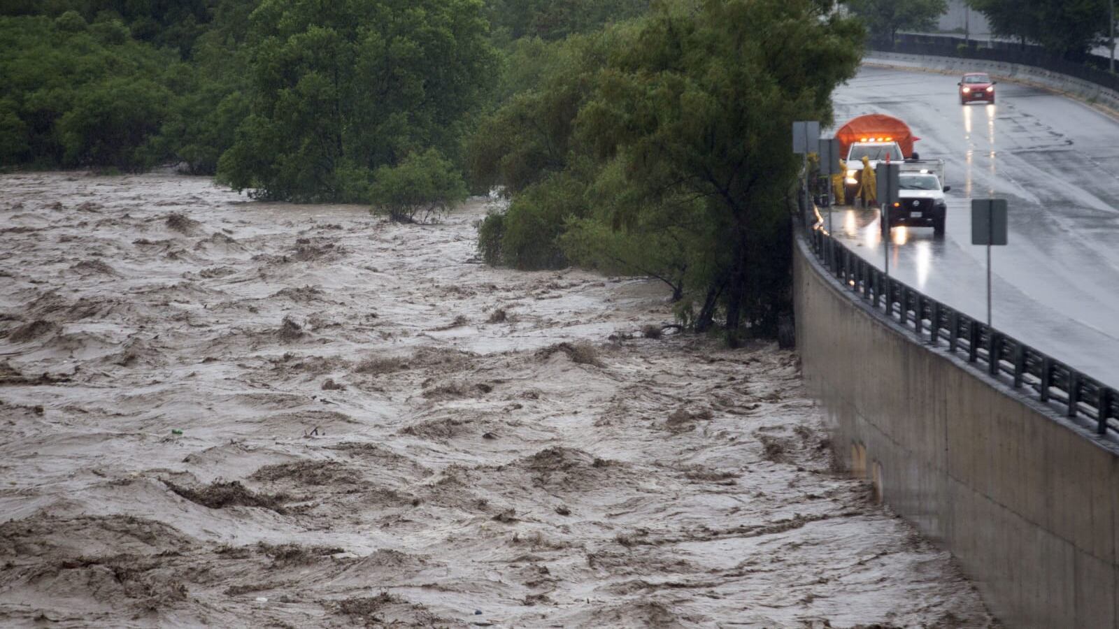 Morones Prieto, los carriles exprés y la entrada a La Huasteca fueron lo más afectado.
