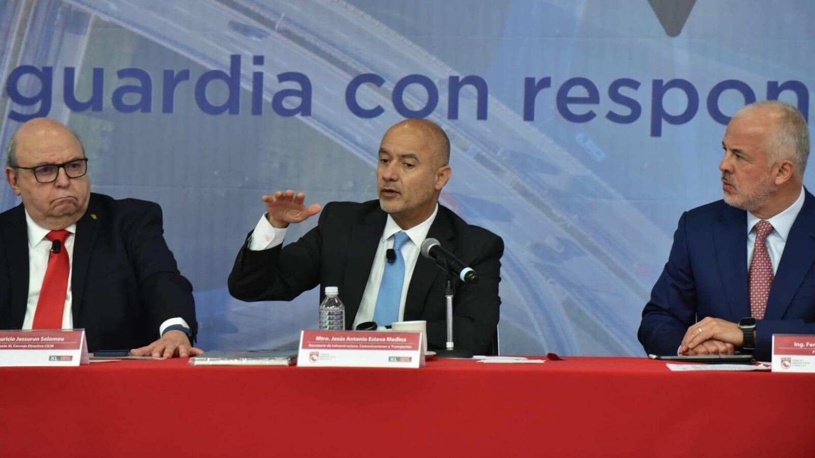 Jesús Esteva adelanta nueva política aeronáutica en reunión con Colegio de Ingenieros Civiles de México