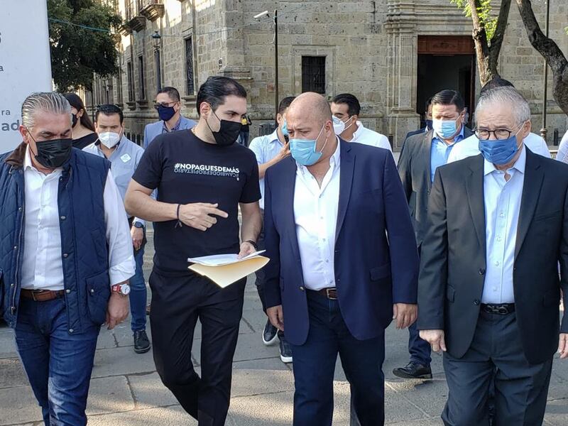 El diputado Manuel Alfaro entregó cerca de siete mil 600 firmas donde se pide modificar el costo de este impuesto.