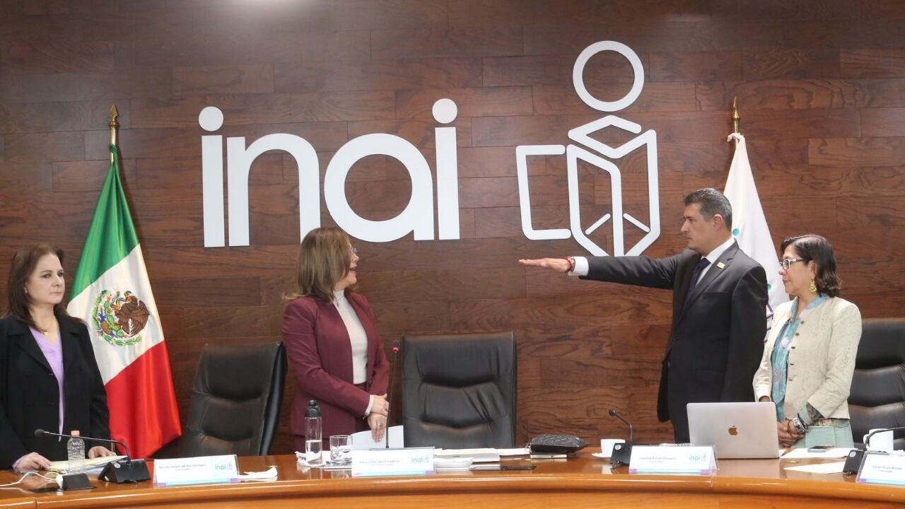 Adrián Alcalá es el nuevo presidente del INAI (X / @INAImexico)