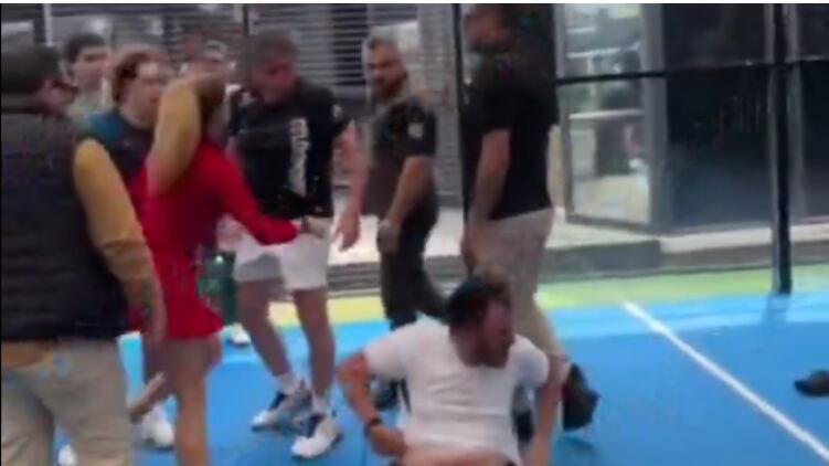 empresario golpea a hombre