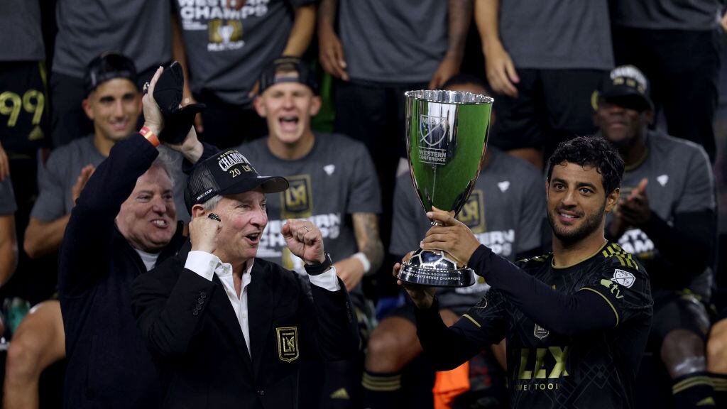 Carlos Vela recibiendo el trofeo de la Conferencia Oeste de la MLS, tras ganarle al Houston Dynamo.