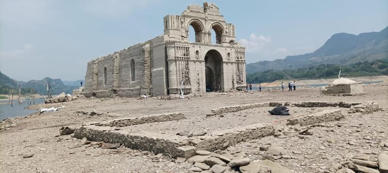 Templo de Quechula, Chiapas, queda al descubierto por sequía extrema