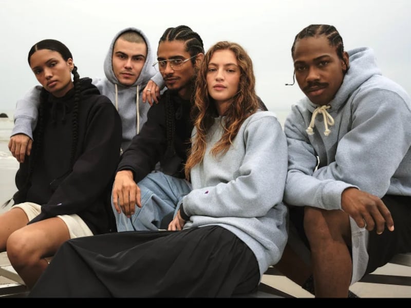 Sudaderas, joggers y sneakers, la colección de moda para regalarle a papá algo que sí va a usar
