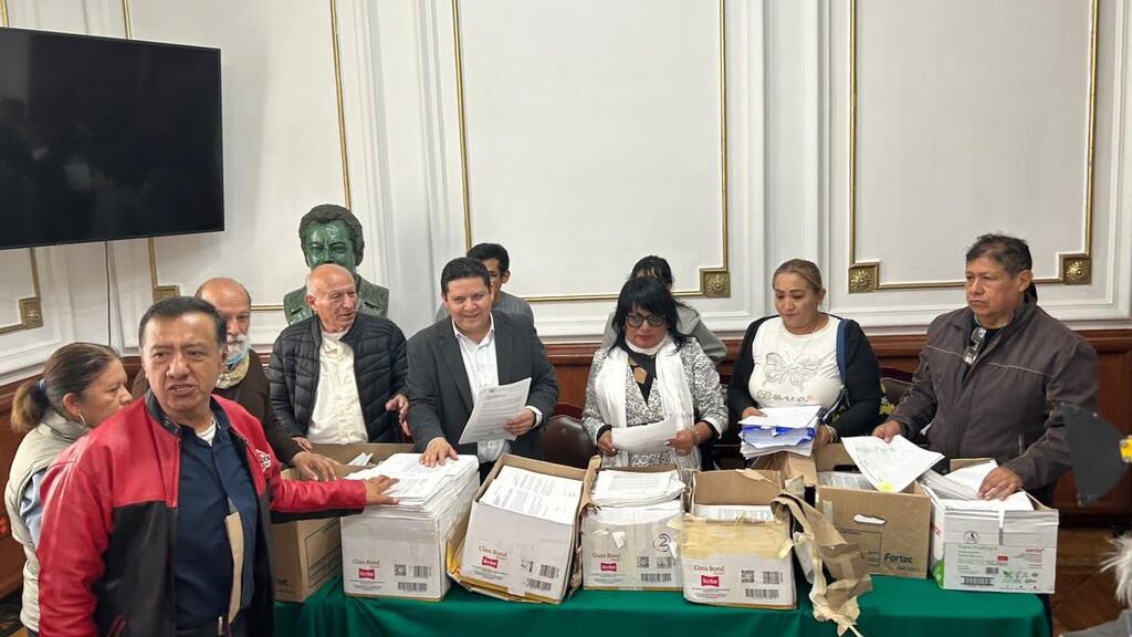 Entregan firmas de apoyo a Ernestina Godoy en el Congreso.