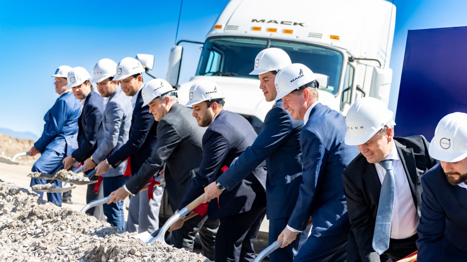 Volvo generará 2 mil 500 empleos directos para Ciénega de Flores y otros municipios.