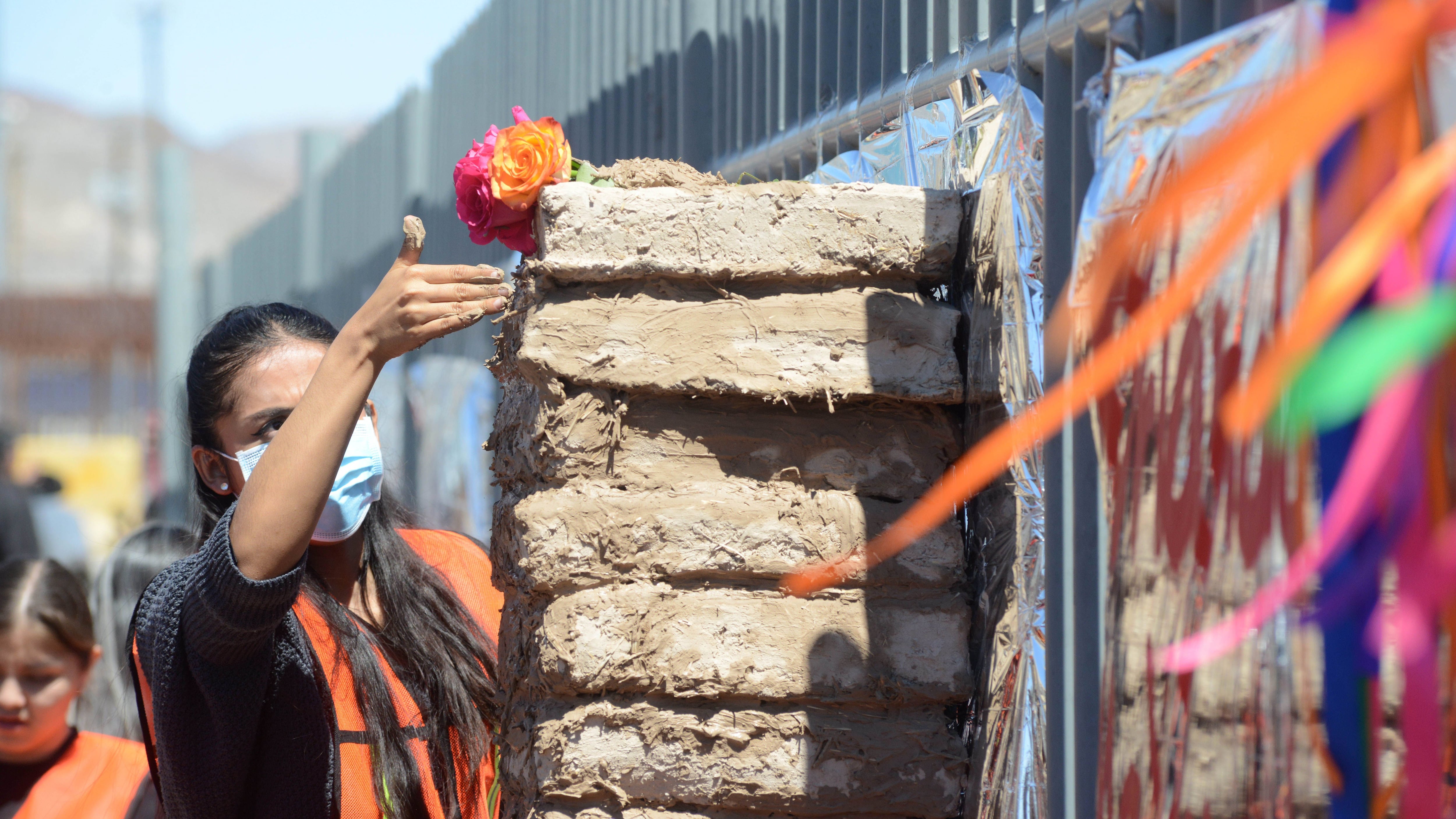 CIUDAD JUÁREZ, CHIHUAHUA, 27MARZO2024.- Manifestantes protestaron en las inmediaciones de la estación migratoria Reforma de Ciudad Juárez, Chihuahua, a un año del trágico incendio que cobró la vida de 40 caminantes que se encontraron hacinados y a quienes las autoridades impidieron la salida. 
FOTO: REY R. JAUREGUI/CUARTOSCURO.COM