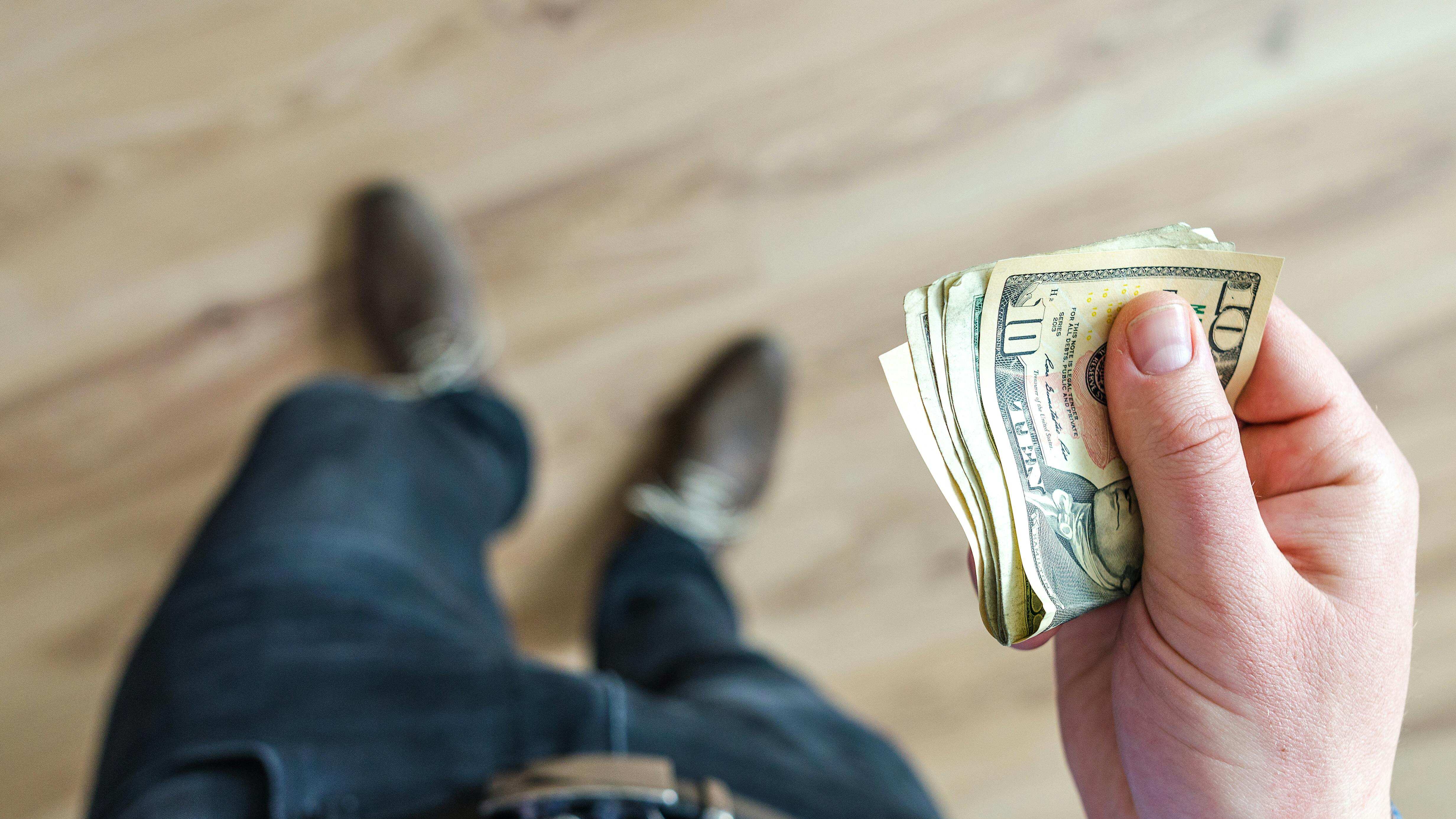 Persona con dólares en la mano