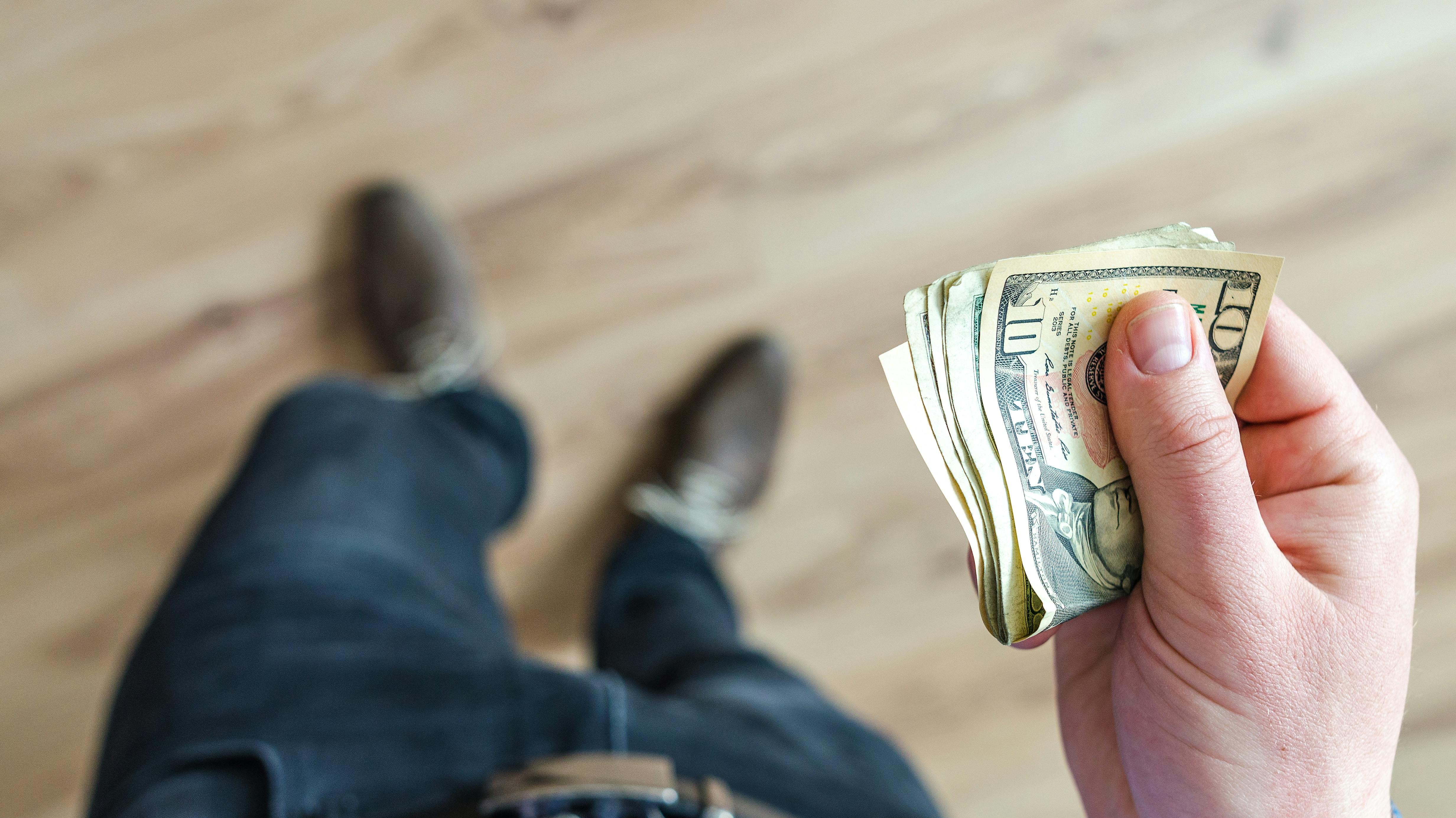 Persona con dólares en la mano