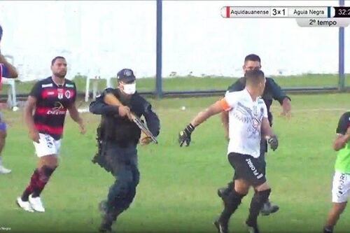 Policía intenta contener pelea entre futbolistas y terminan hiriendo a jugador