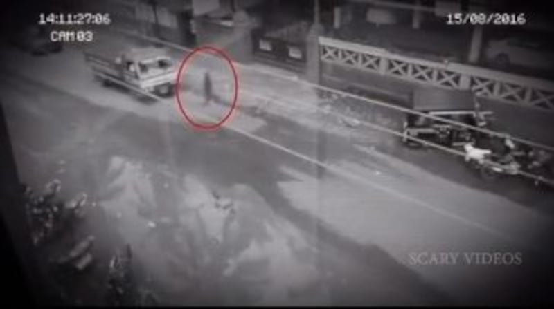 Video fantasma que traspasa vehículos en una carretera
