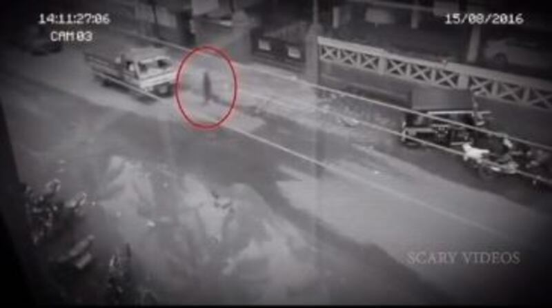Video fantasma que traspasa vehículos en una carretera