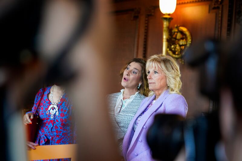 La primera dama Jill Biden, con la primera dama Beatriz Gutiérrez Müller de México, visitan la Biblioteca del Congreso, el martes 12 de julio de 2022 en el Capitolio en Washington. La primera dama Jill Biden acompañó a su homóloga mexicana, Beatriz Gutiérrez Müller, en una visita a la Biblioteca del Congreso. (AP Photo/Mariam Zuhaib)