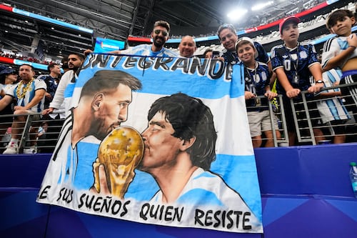Messi y Maradona convierten el 22 de junio en día de culto: el hilo invisible que los une