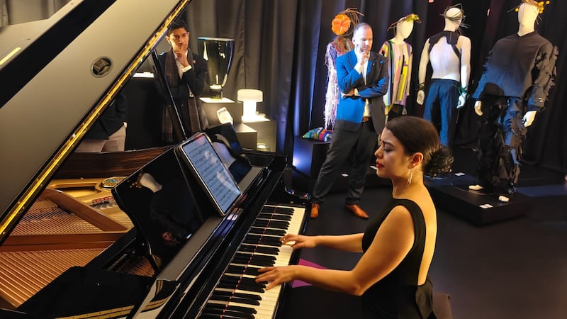 La Embajada de la República Checa presentó El Diseño en Clave Mayor, una experiencia que fusionó arte, música en vivo, iluminación, moda y diseño industrial para acercar al público mexicano a una de las escuelas creativas más influyentes de Europa.