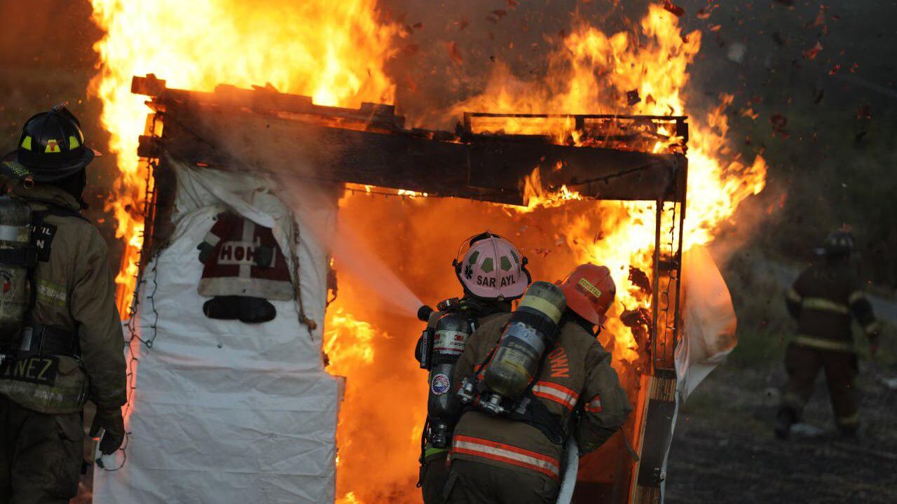 El fuego provocado por el corto le toma menos de un minuto consumir el pino y después extenderse a otras partes de la casa.