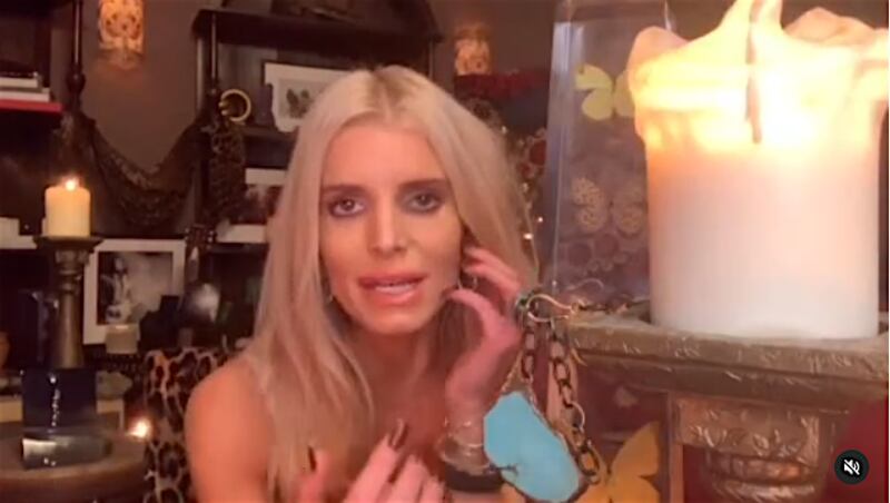 Un anuncio protagonizado por la actriz y cantante se volvió viral debido a las críticas hacia la cantante debido a su peso y a la lentitud de su habla.