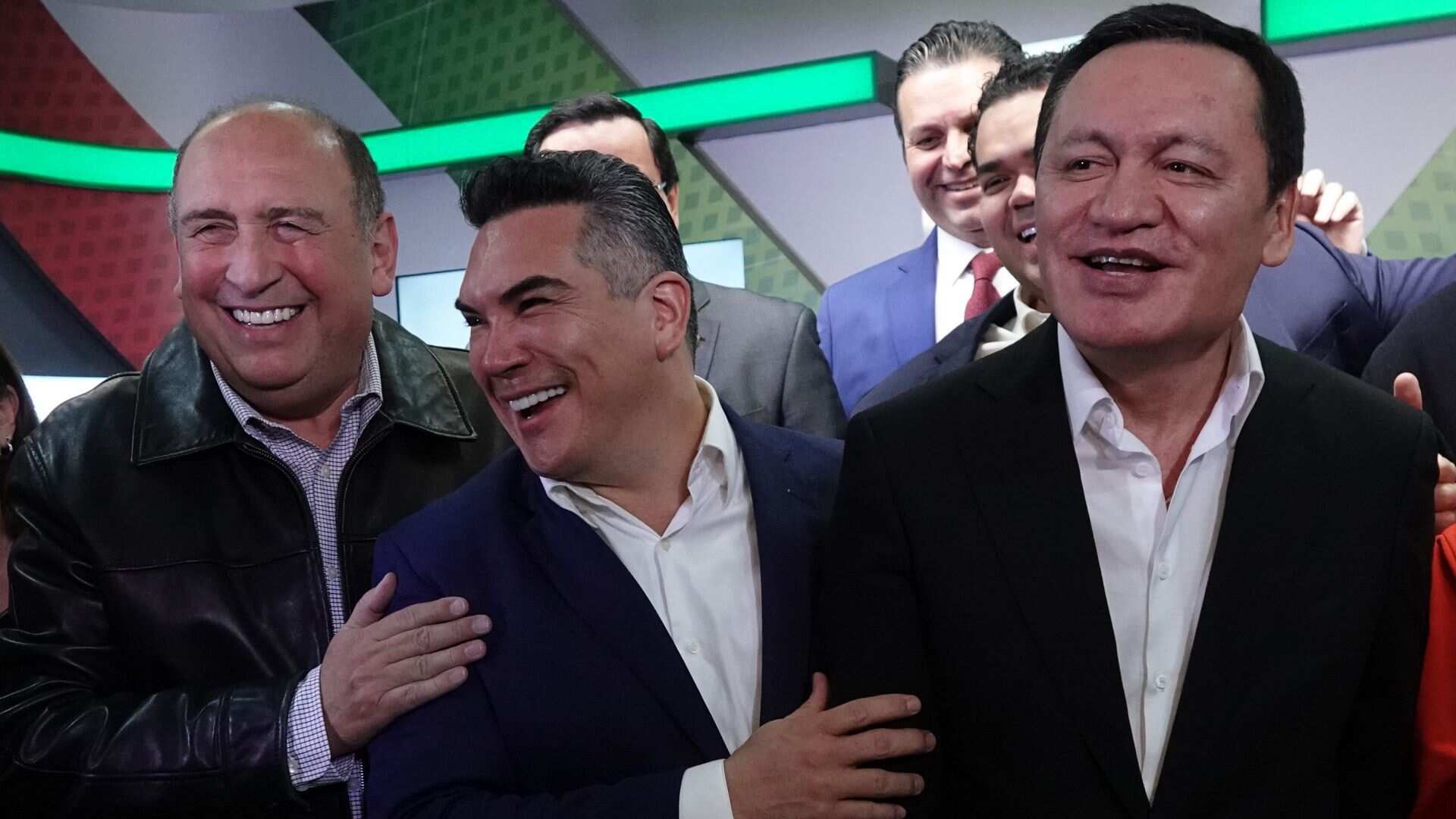 Osorio Chong deja coordinación de los senadores del PRI