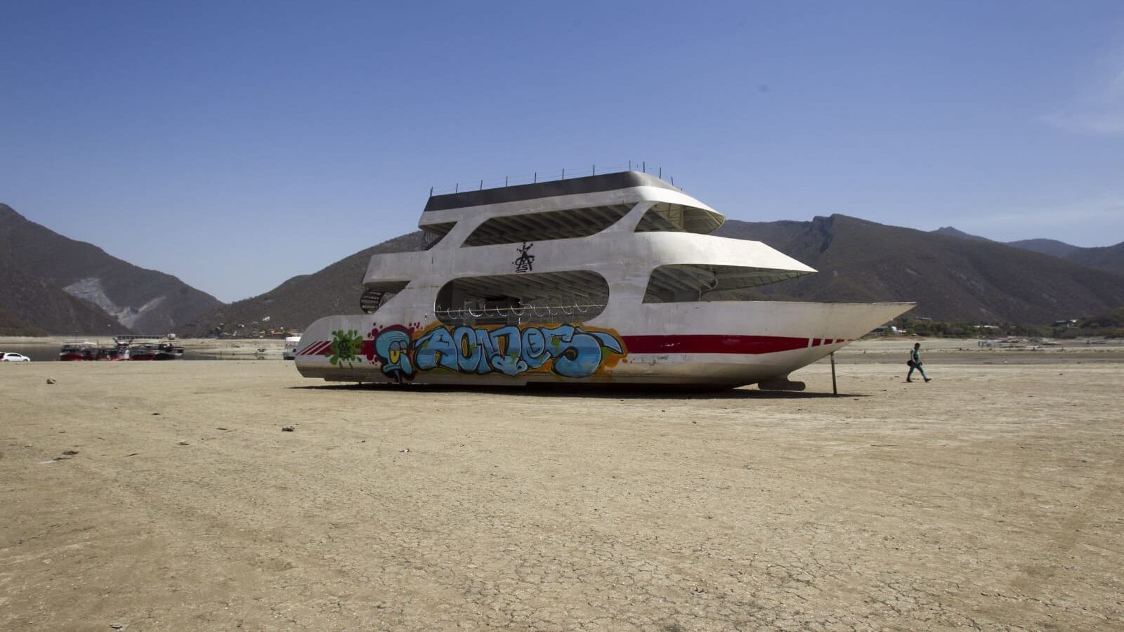 Desde hace casi dos meses, añadió, la gente dejó de acudir a lo que era un destino turístico favorito de los regiomontanos.