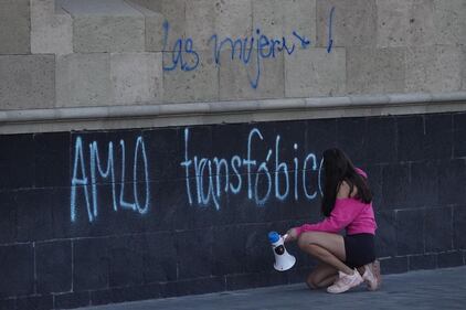 Policía irrumpe en manifestación trans frente a Palacio Nacional