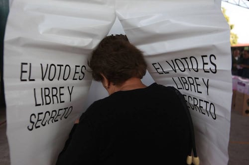 INE entrega boletas para que presos puedan votar