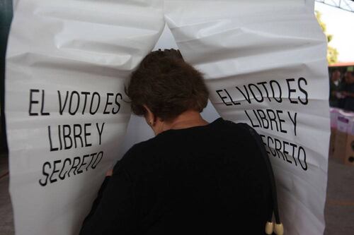 INE entrega boletas para que presos puedan votar