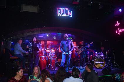 La espera terminó, ‘Neón Discoteque’ abrió sus puertas para transportar al público a una experiencia retro llena de nostalgia, en compañía de música de la década de los 70’s, 80’s y 90’s.