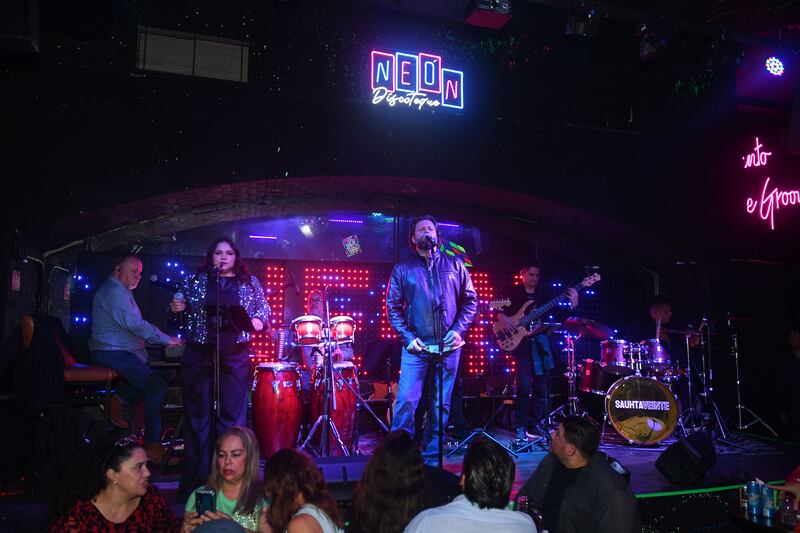 La espera terminó, ‘Neón Discoteque’ abrió sus puertas para transportar al público a una experiencia retro llena de nostalgia, en compañía de música de la década de los 70’s, 80’s y 90’s.