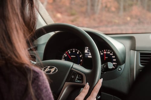 Descubre quién domina el volante: ¿Hombres o Mujeres?