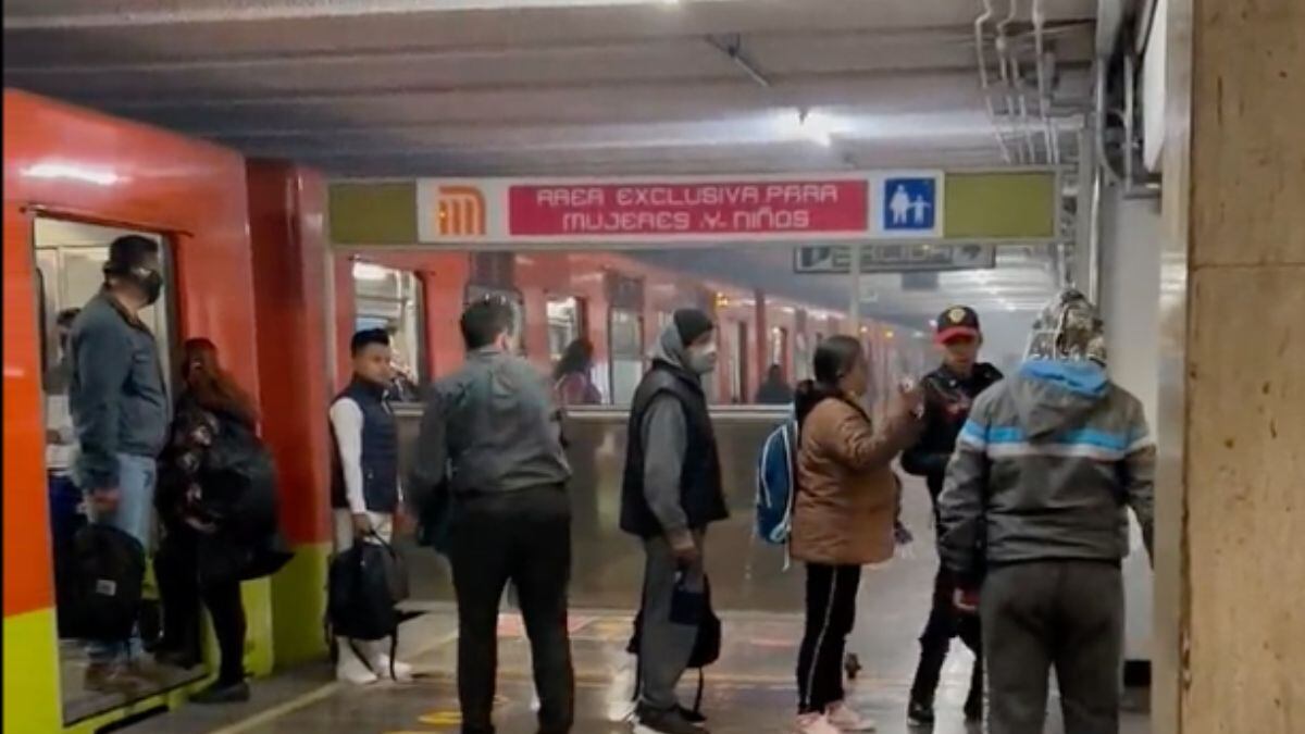 Humo en la estación Juárez de la Línea 3.