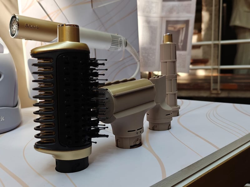 Su capacidad para peinar desde húmedo, evitar puntos calientes y mantener un look suave por más tiempo lo coloca como un nuevo estándar en la belleza diaria