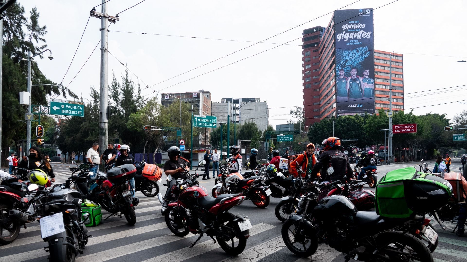 Motociclistas bloquearon las vialidades aledañas a la SEMOVI para protestar contra la propuesta de aumento al cilindraje para circular en vialidades primarias. Foto: Cuartoscuro