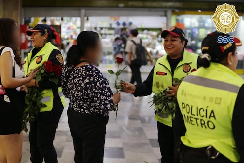“No me lo esperaba”: Policías reparten rosas a mujeres en el Metro CDMX por el Día de las Madres
