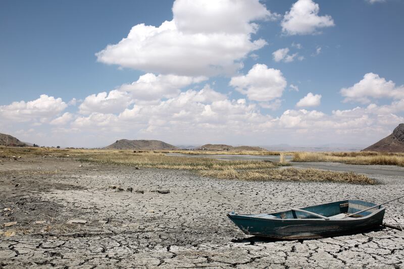 El lago Titicaca se seca mientras Bolivia sufre un calor invernal sin precedentes HUARINA, BOLIVIA - 29 DE SEPTIEMBRE: Vista de un bote atascado en una parte seca del lago Titicaca el 29 de septiembre de 2023 en Huarina, Bolivia. El nivel del agua del lago Titicaca, el lago navegable más alto del mundo, está bajando drásticamente debido al calor invernal sin precedentes que azota el país. Para diciembre, existe una "alta probabilidad" de que el lago esté 64 centímetros por debajo del nivel de alerta por sequía, batiendo el récord histórico establecido en 1996. Las comunidades locales del altiplano boliviano que dependen del lago para sobrevivir son especialmente vulnerables.  (Foto de Gaston Brito Miserocchi/Getty Images)